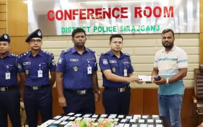 হারানো মোবাইল পেয়ে ফিরল হাসি, প্রশংসিত সিরাজগঞ্জ পুলিশ