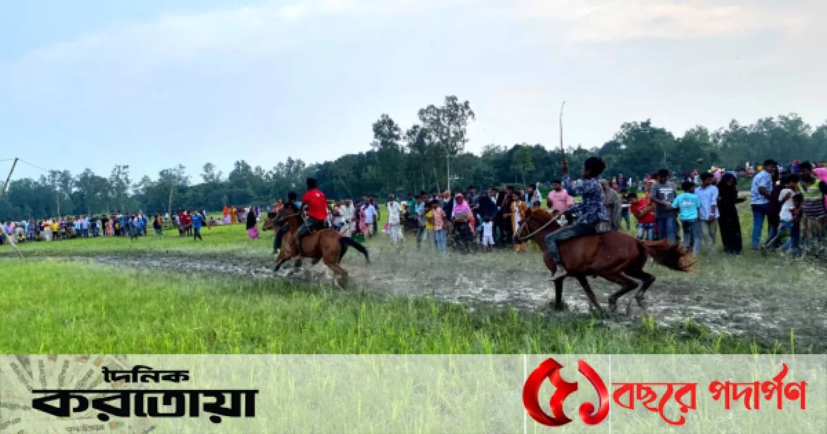 সিরাজগঞ্জের উল্লাপাড়ায় ঘোড়দৌড় প্রতিযোগিতা