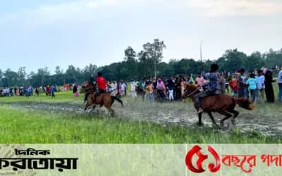 সিরাজগঞ্জের উল্লাপাড়ায় ঘোড়দৌড় প্রতিযোগিতা