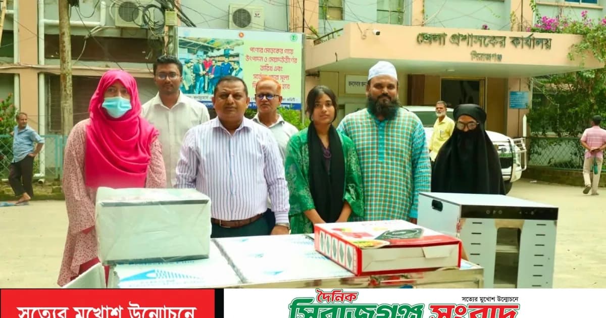 সিরাজগঞ্জে কৃষি উদ্যোক্তাদের মাঝে কৃষি উপকরণ বিতরণ