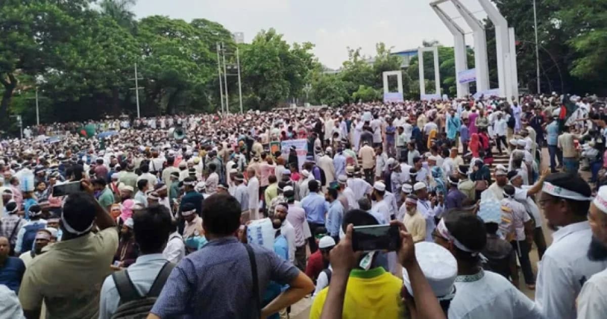 এমপিওভুক্তির দাবিতে কেন্দ্রীয় শহীদ মিনারে শিক্ষক-কর্মচারীদের অবস্থান