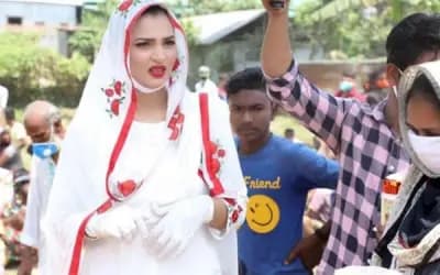 অনন্ত জলিল ১৮০০ পরিবার ও ৫০০ পরিবারের দায়িত্ব নিলেন নায়িকা বর্ষা
