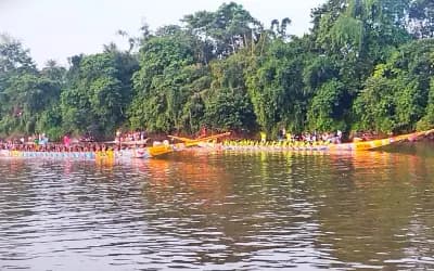 নৌকাবাইচ ঘিরে গ্রামীণ মেলা, বগুড়ার বাঙ্গালী নদীর দুই পাড়ে উৎসব