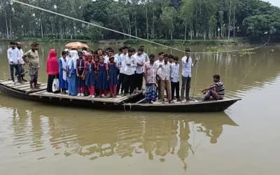 রায়গঞ্জে খেয়া নৌকায় নদী পারাপার, ঝুঁকিতে শিক্ষার্থীরা