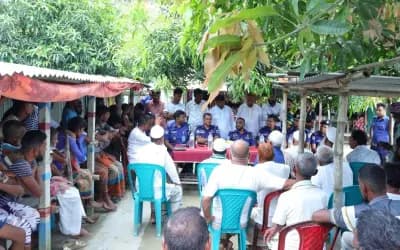 সিরাজগঞ্জে দুর্গম চরাঞ্চলে আইনশৃঙ্খলা নিশ্চিতে পুলিশ সুপারের উঠান বৈঠক
