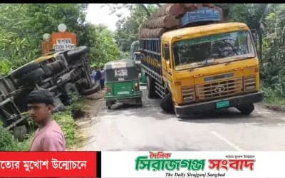 ভাঙ্গুড়া-পাবনা মহাসড়কে মাঝ রাস্তায় বিকল ট্রাক; পাথরবোঝাই ট্রাক উল্টে দুর্ঘটনা