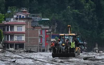 নেপালে ধ্বংসের মধ্যে উদ্ধারের লড়াই