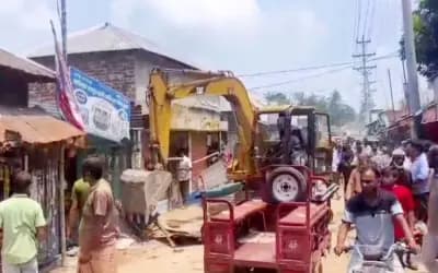 সিরাজগঞ্জে অর্ধ শতাধিক অবৈধ স্থাপনা উচ্ছেদ