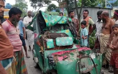 সিরাজগঞ্জে ট্রাকচাপায় অটোচালকসহ নিহত দুই