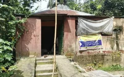 শাহজাদপুরে টিসিবি র গুদাম ভেঙে অবিকৃত মালামাল ও ভাড়াটিয়া পরিবারের সর্বস্ব চুরি