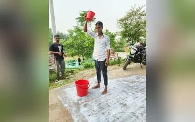 দুধ দিয়ে গোসল করে যুবক বললেন, ‘অনেক কষ্ট পেয়েছি, ভালোবাসা থেকে সরে আসছি’
