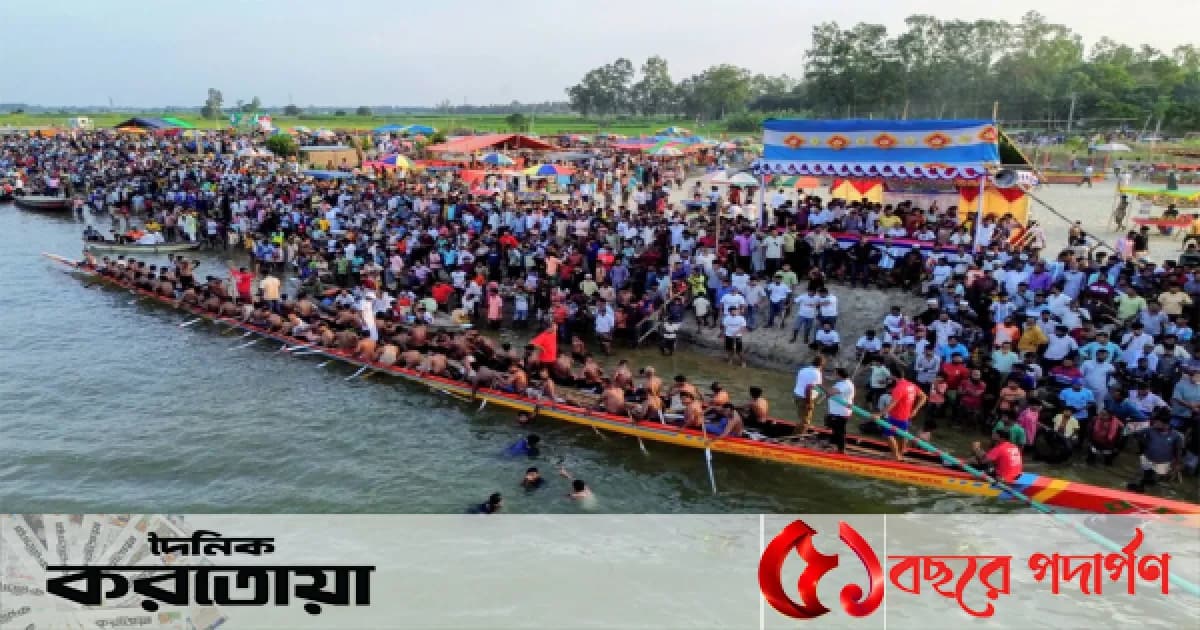 সিরাজগঞ্জের উল্লাপাড়ার ফুলজোড় নদীতে নৌকা বাইচ শুরু
