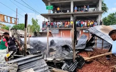 সিরাজগঞ্জে আগুনে পুড়ল ৭ দোকান, ৩০ লাখ টাকা ক্ষতির আশঙ্কা