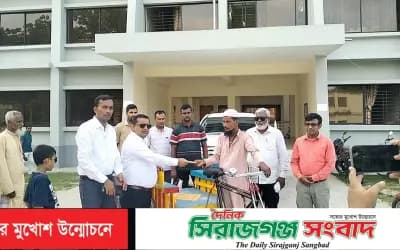 সিরাজগঞ্জে ভিক্ষাবৃত্তিমুক্ত করতে ভিক্ষুককে ভ্যান ও নগদ অর্থ সহায়তা দিলেন জেলা প্রশাসক