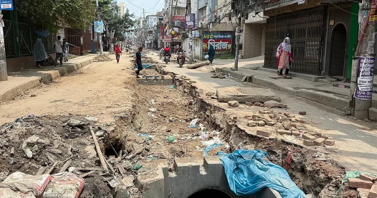 কোটি কোটি টাকা খরচ, তবু বর্ষায় ঢাকার সড়কে গর্ত-ভাঙন