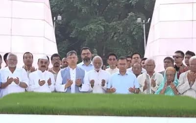 জিয়াউর রহমান ও খালেদা জিয়ার সমাধিতে শ্রদ্ধা জানালেন প্রধানমন্ত্রী