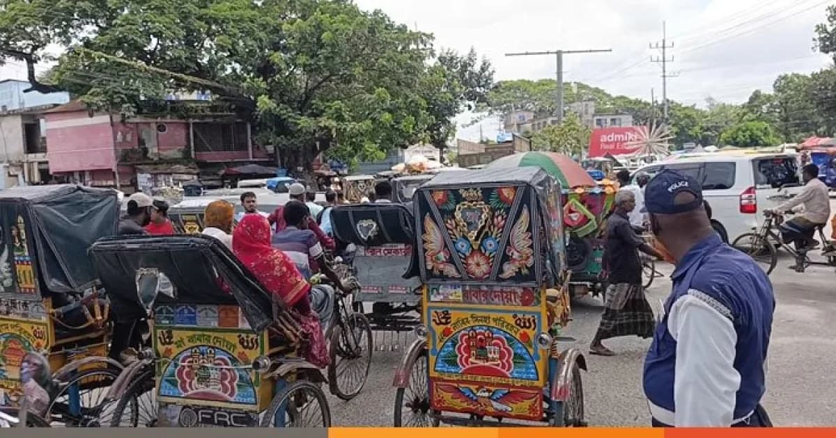 সিরাজগঞ্জ শহরে তীব্র যানজট, চরম ভোগান্তিতে সাধারণ মানুষ
