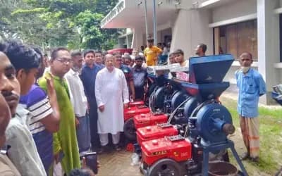 সিংড়ায় সুবিধাবঞ্চিতদের মাঝে ভূট্টার আটা মিল ও ট্রাইসাইকেল বিতরণ