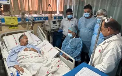 হাসপাতালে জ্বালানিমন্ত্রীর শয্যাপাশে রাষ্ট্রপতি