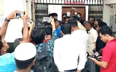 নাটোরে বৃষ্টির মধ্যে চেম্বারে ঢুকে হোমিও চিকিৎসককে কুপিয়ে হত্যা