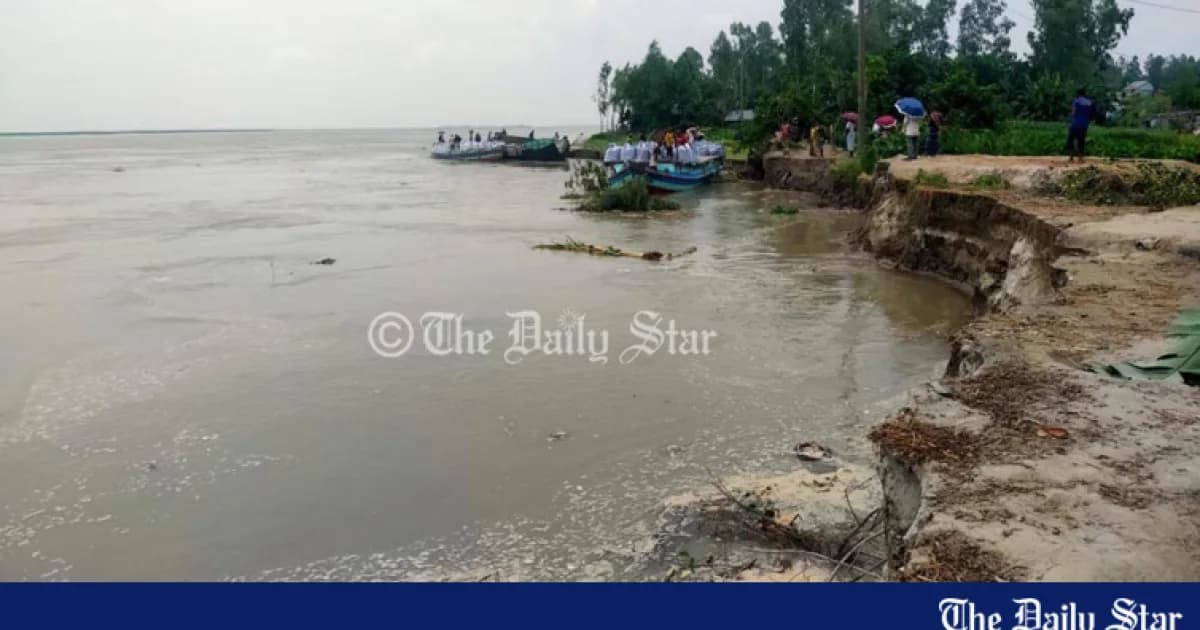 শাহজাদপুরে যমুনার ভাঙনে বিলীন প্রায় ১ কিমি এলাকা, হুমকিতে বাঁধ