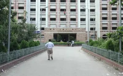 আদালত ভবনের ২য় তলা থেকে লাফিয়ে পালাল আসামি