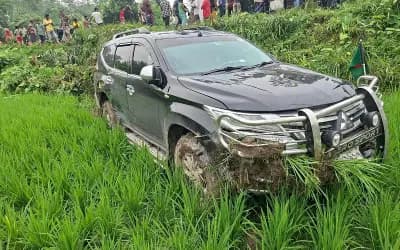 বগুড়ায় গাড়ি নিয়ন্ত্রণ হারিয়ে ধানখেতে, স্ত্রীসহ জনপ্রশাসন প্রতিমন্ত্রী ও পথচারী আহত