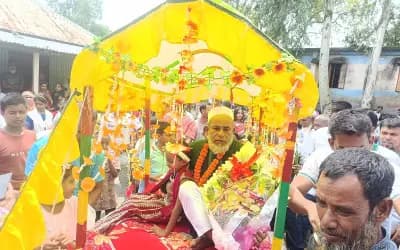 ঘোড়ার গাড়িতে চড়ে বিদায় নিলেন প্রিয় শিক্ষক