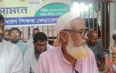 প্রেস ক্লাবের সামনে ইবতেদায়ি শিক্ষকদের অবস্থান কর্মসূচি