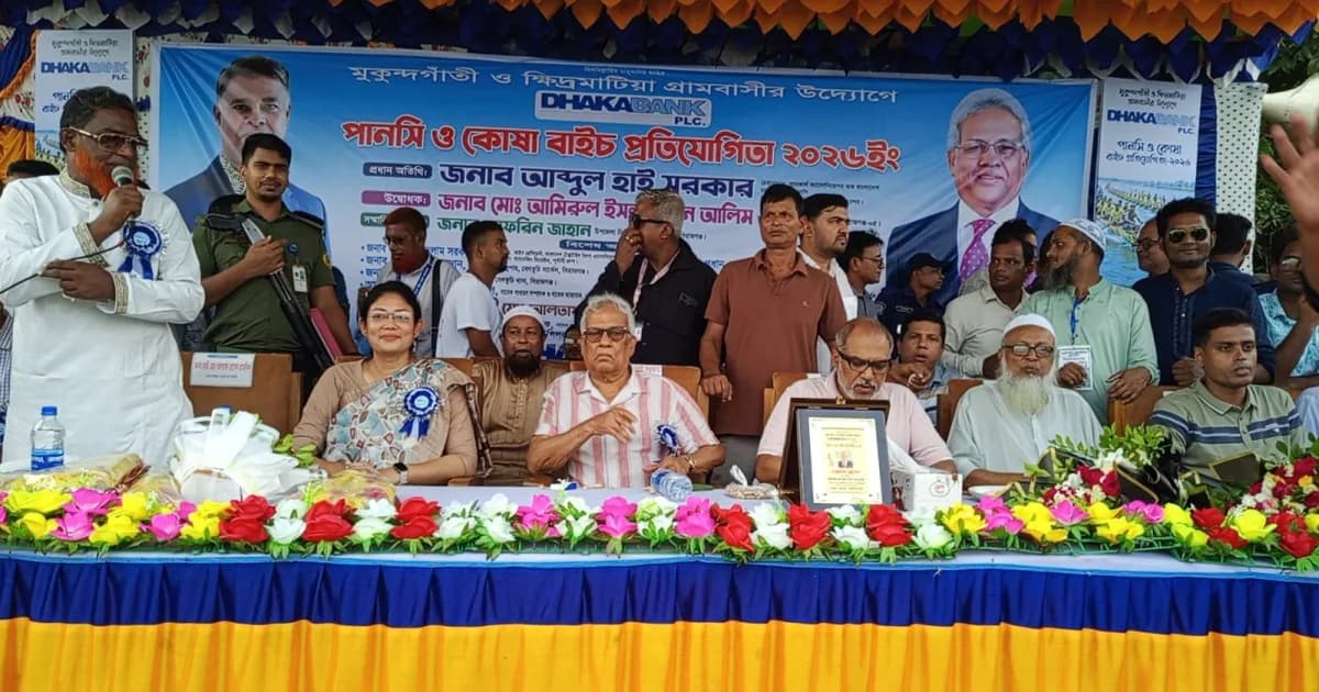 সিরাজগঞ্জে যমুনা নদীতে নৌকা বাইচ অনুষ্ঠিত