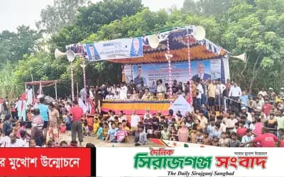 বেলকুচিতে নৌকা বাইচে লাখো জনতার ঢল