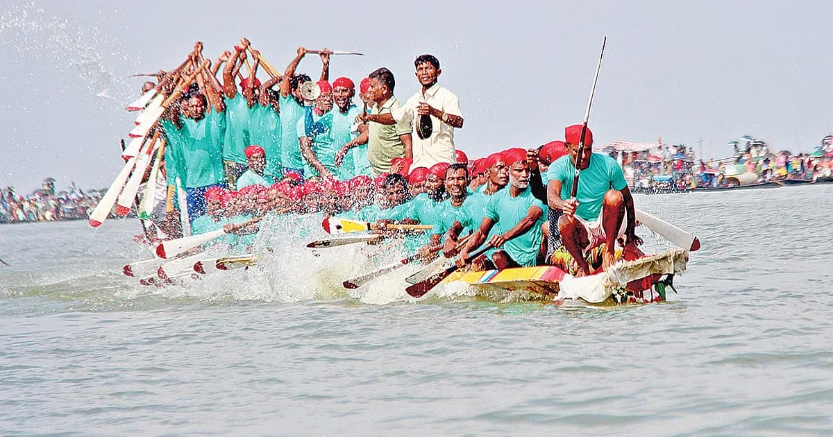 হাওরে জাঁকজমকপূর্ণ নৌকাবাইচ