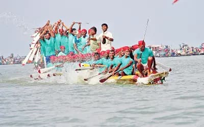 হাওরে জাঁকজমকপূর্ণ নৌকাবাইচ