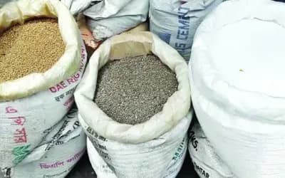 সার বিক্রিতে অনিয়ম: সিরাজগঞ্জের ৬ সাব ডিলারের বরাদ্দ বন্ধ