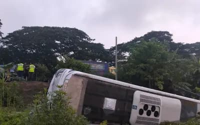 কক্সবাজারে যাওয়ার পথে খাদে পড়ল বরিশাল মেডিকেলের শিক্ষার্থীবাহী বাস, আহত ২৪