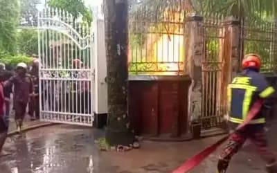 বিদ্যুৎমন্ত্রীর বাড়ির সামনে বজ্রপাতে অগ্নিকাণ্ড