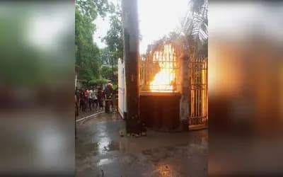 বজ্রপাতে সিরাজগঞ্জে বিদ্যুৎমন্ত্রী টুুকুর বাড়িতে আগুন