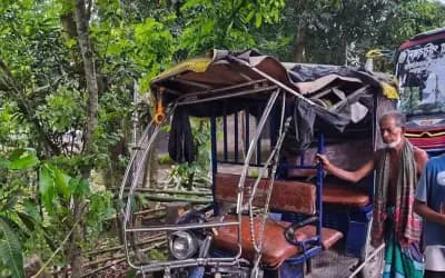 মৃত্যুর খবর শুনে আত্মীয়ের বাড়িতে যাওয়ার পথে দুর্ঘটনায় গৃহবধূ নিহত