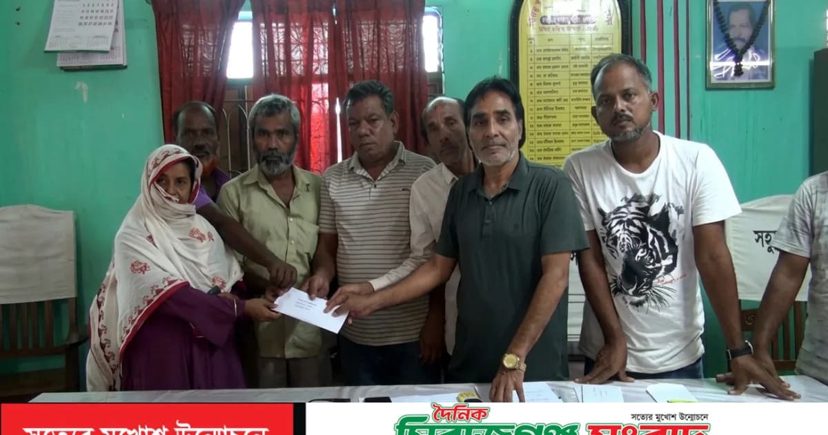 সিরাজগঞ্জে মৃত ৬ পরিবহন শ্রমিকের পরিবার অনুদান পেলেন ১ লাখ ২০ হাজার টাকা অনুদান