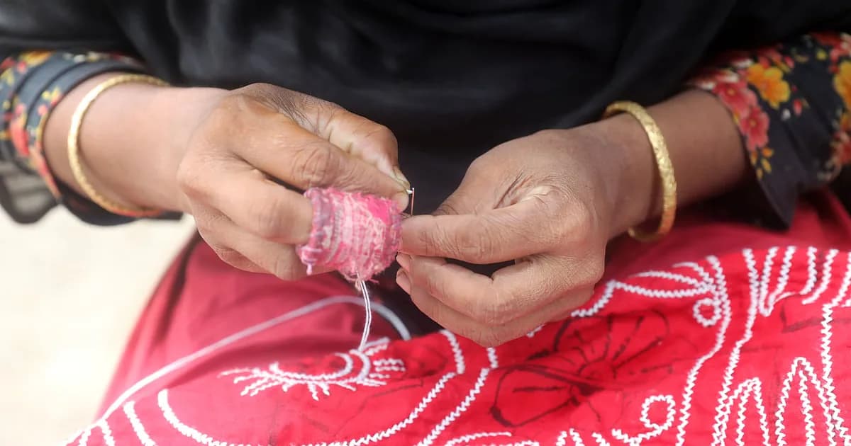 কাঁথায় সুই-সুতার ফোঁড়
