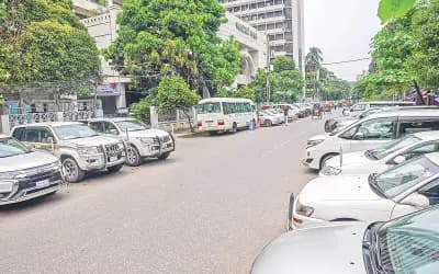 গাড়ি ব্যবহারে অনিয়মে জড়িত এই আমলারা, জানতে চাইলে জবাব, ‘আমি একা করি নাকি’