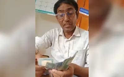 ‘১১৫০ টাকার কাজে ৭০ হাজার টাকা লাগবে কেন’—ভিডিও ছড়িয়ে পড়ার পর তহশিলদারকে নোটিশ