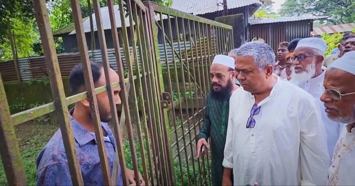 গাজীপুরে স্বাস্থ্যকেন্দ্রের তালবদ্ধ ফটক দেখে সংসদ সদস্যের ক্ষোভ