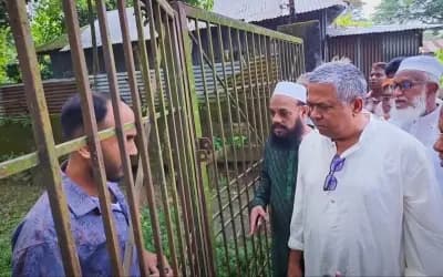 গাজীপুরে স্বাস্থ্যকেন্দ্রের তালবদ্ধ ফটক দেখে সংসদ সদস্যের ক্ষোভ