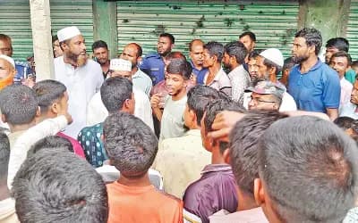 সার না পাওয়ার অভিযোগে উলিপুরের কৃষি কর্মকর্তাকে অবরুদ্ধ, পরে উদ্ধার