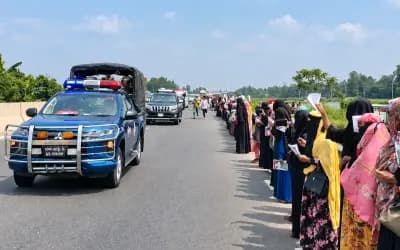 লংমার্চে সিরাজগঞ্জে জামায়াত আমিরকে স্বাগত জানালেন নারীরা