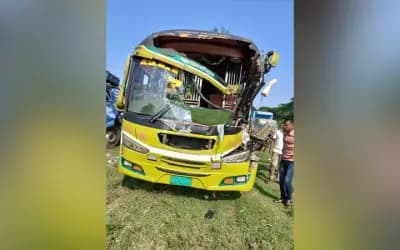 সিরাজগঞ্জে বাসের ধাক্কায় দাঁড়িয়ে থাকা ট্রাকের দুই চালক নিহত