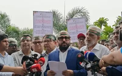 শতভাগ বিদেশি মালিকানাধীন প্রতিষ্ঠানকে লাইসেন্স না দেওয়ার দাবিতে মানববন্ধন