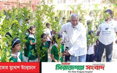 সিরাজগঞ্জে ধানবান্ধি সরকারি প্রাথমিক বিদ্যালয়ে কোমলমতি শিক্ষার্থীদের মাঝে গাছের চারা বিতরণ করলেন হাজী আব্দুস সাত্তার
