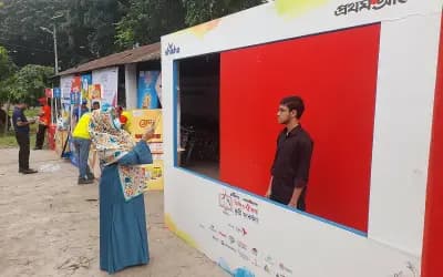 কেউ ছবি তুলছে, কেউ ভিড় জমিয়েছে গেম জোনে